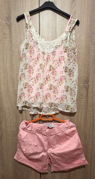 Conjunto Top floral y pantalón corto rosa