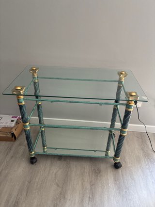 Mesa de cristal con ruedas