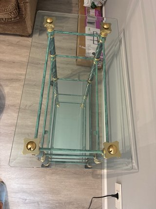 Mesa de cristal con ruedas