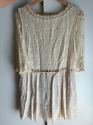 Vestido beige bordado