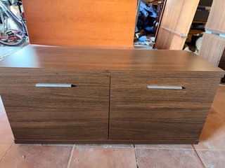 Mueble de madera marrón