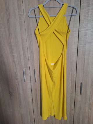 Vestido amarillo de canalé