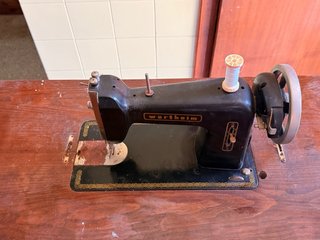 Máquina de coser Wertheim antigua con mueble