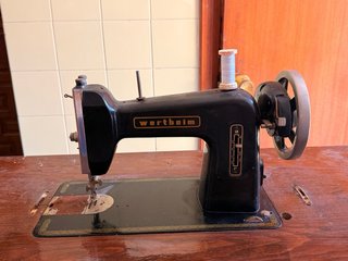 Máquina de coser Wertheim antigua con mueble