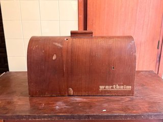 Máquina de coser Wertheim antigua con mueble