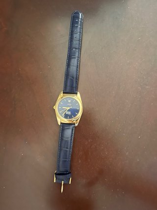 Reloj clásico dorado con correa azul