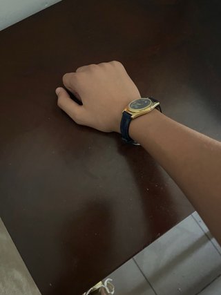 Reloj clásico dorado con correa azul
