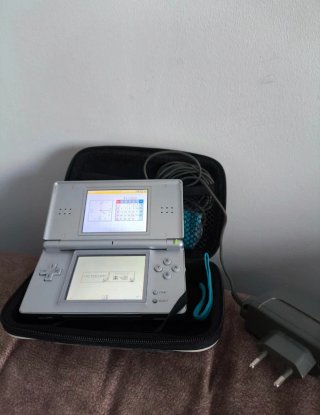 Nintendo DS Lit + juegos + cargador
