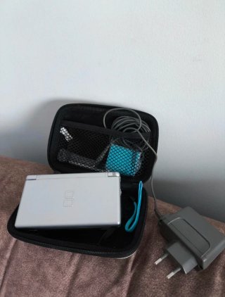 Nintendo DS Lit + juegos + cargador