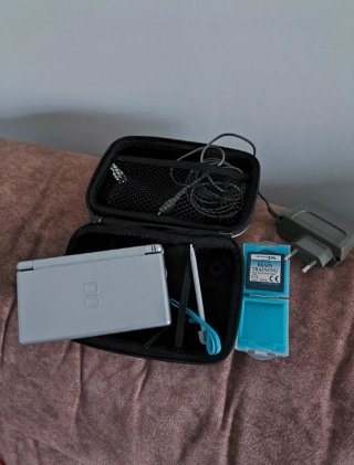 Nintendo DS Lit + juegos + cargador