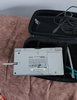 Nintendo DS Lit + juegos + cargador