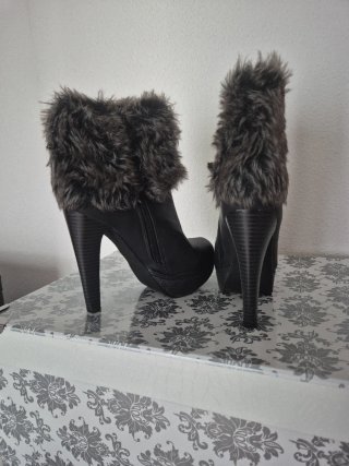 Botines negros con pelo