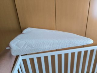 Cuna blanca con colchón y cojín