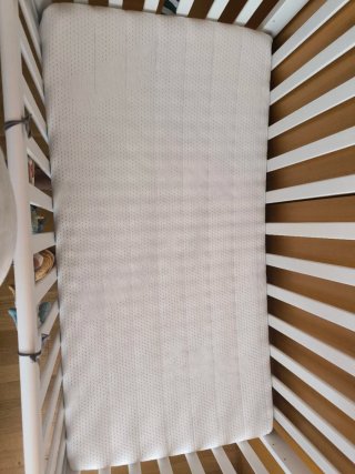 Cuna blanca con colchón y cojín