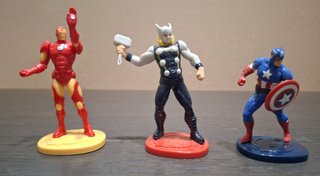 Lotto di 3 Personaggi Avengers Marvel Kinder Maxi