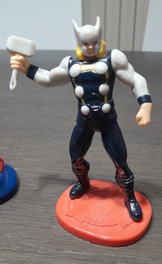Lotto di 3 Personaggi Avengers Marvel Kinder Maxi