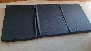 Colchón plegable gris con cierre y asa 90x190 cm
