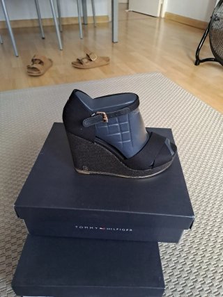 Zapatos de cuña Tommy Hilfiger negros y dorados