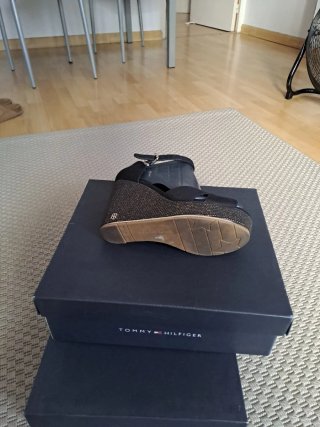 Zapatos de cuña Tommy Hilfiger negros y dorados