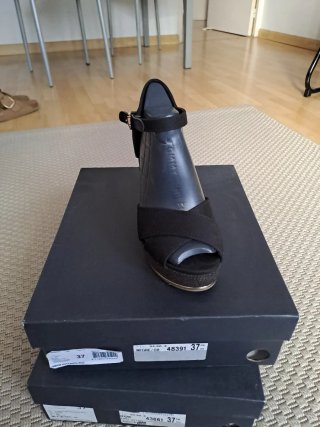 Zapatos de cuña Tommy Hilfiger negros y dorados