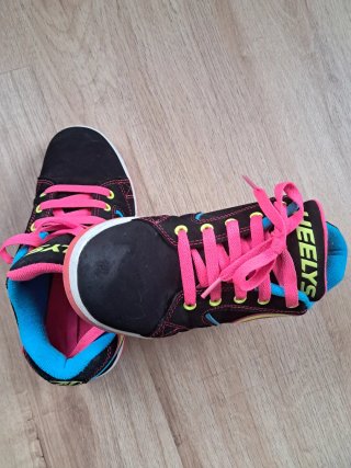 Zapatillas Heelys Negras y Rosas con Ruedas