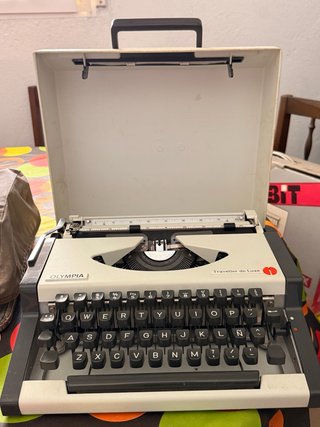 Máquina de escribir Olympia Traveller de Luxe vint