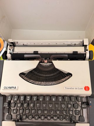 Máquina de escribir Olympia Traveller de Luxe vint