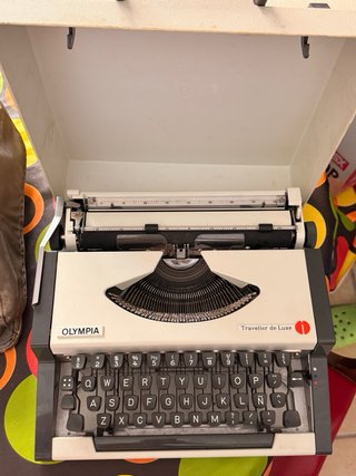 Máquina de escribir Olympia Traveller de Luxe vint