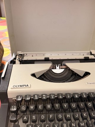 Máquina de escribir Olympia Traveller de Luxe vint