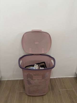 Cesto de ropa rosa/morado de plástico