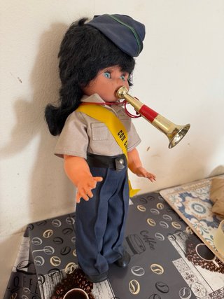 Muñeca con trompeta y banda