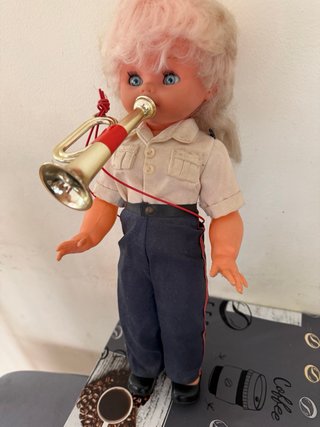 Muñeca con trompeta y banda