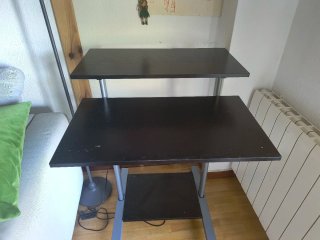 Escritorio con ruedas y estantes