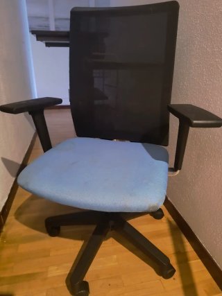 Escritorio con ruedas y estantes