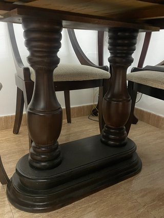 Mesa Roble Macizo y 6 Sillas Tapizadas
