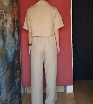 Conjunto beige crop top y pantalón