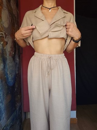 Conjunto beige crop top y pantalón
