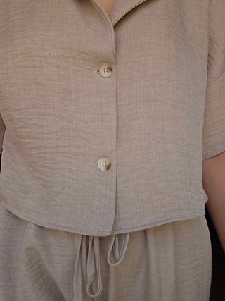 Conjunto beige crop top y pantalón