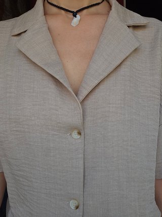Conjunto beige crop top y pantalón