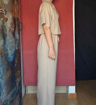 Conjunto beige crop top y pantalón