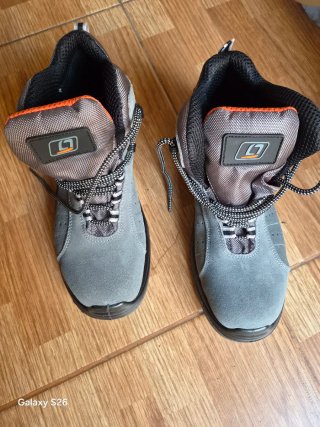 Botas de trabajo grises y naranjas