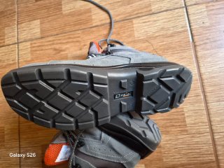 Botas de trabajo grises y naranjas