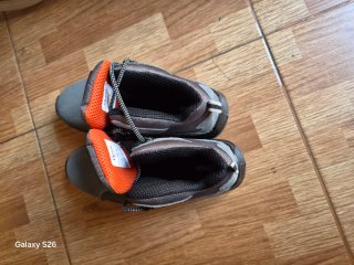 Botas de trabajo grises y naranjas