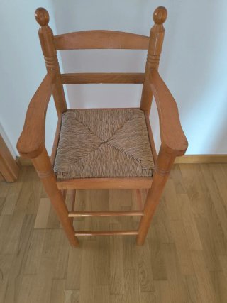 Trona de madera con asiento de esparto
