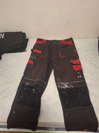Pantalones de trabajo marrones y rojos
