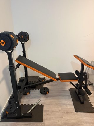 Banco de gimnasio con pesas y barra