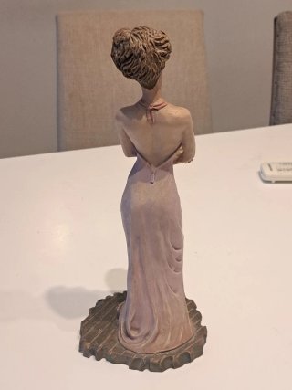 Figura decorativa mujer vestida