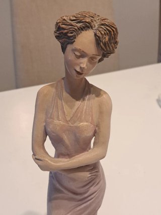 Figura decorativa mujer vestida