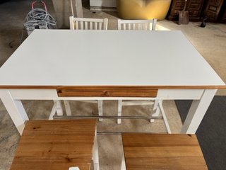 Mesa alta con 4 taburetes