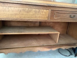 Mueble vitrina madera y cristal
